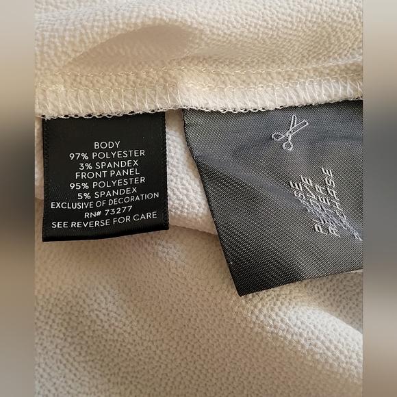 Vera Wang sleeveless blouse in size small. - Picture 5 of 5